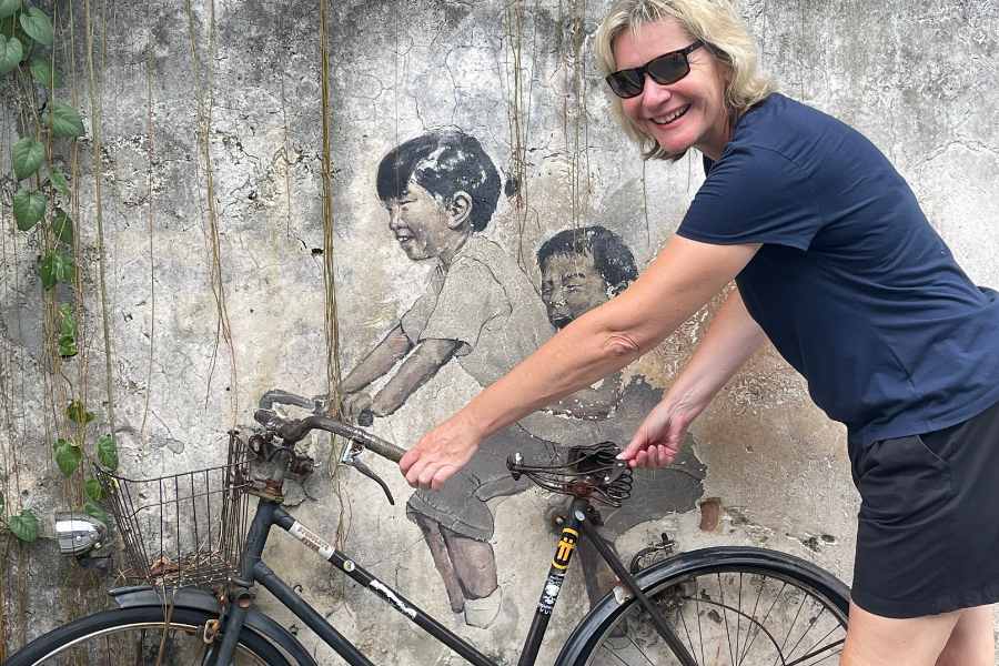Ulrike Lang vor einem StreetArt Gemälde in Georgetown, Penang, Malaysia