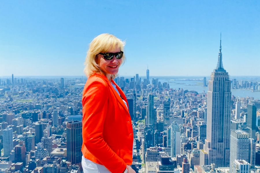 Ulrike Lang in New York mit Ausblick auf Manhattan