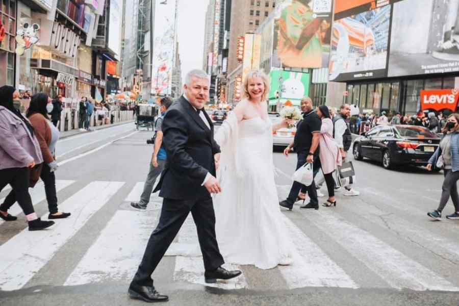 Ulrike Lang in New York am Times Square nach der Hochzeit