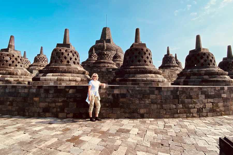 Yogyakarta, Ulrike Lang steht auf dem Borobudur Tempel 