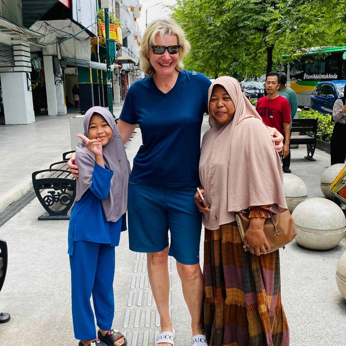Ulrike Lang in der Malioboro Street in Yogyakarta mit 2 einheimischen Frauen<br />
