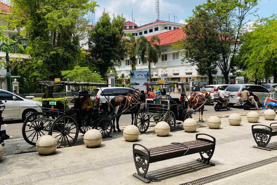Pferdekutschen am Bahnhof in Yogyakarta - ein beliebtes Transportmittel der Einheimischen<br />
