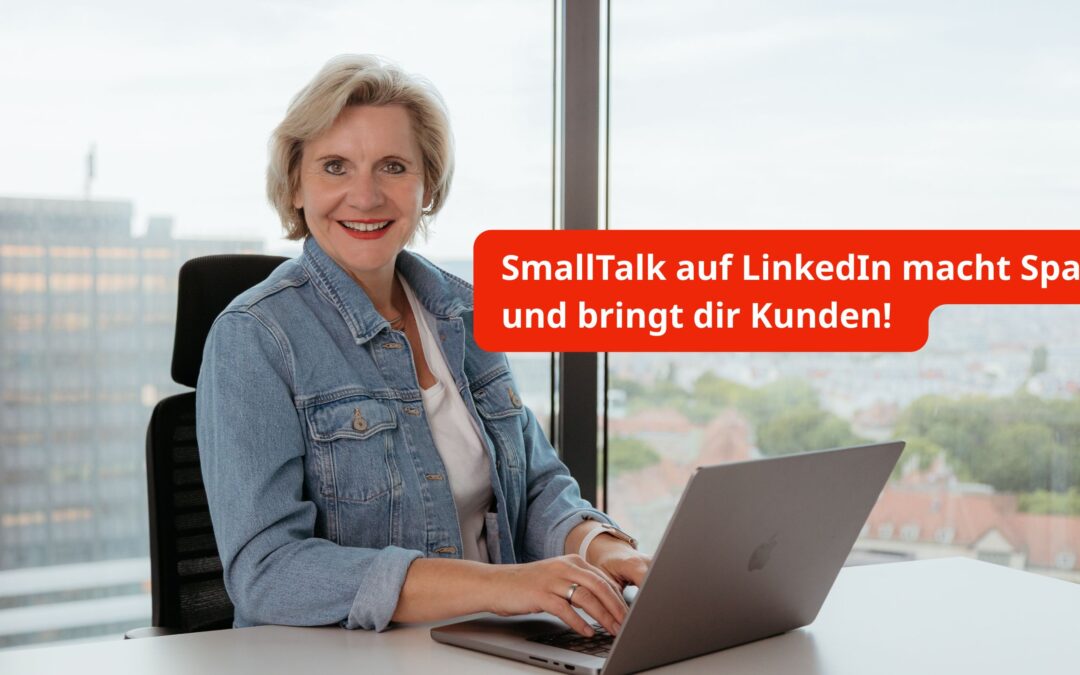 Ulli Lang - die StorySellerin sitzt am Laptop und schreibt auf LinkedIn DMs mit SmallTalk. Sie trägt eine blaue Jeansjacke und ein weißes T-Shirt und sie lächelt, weil SmallTalk auf LinkedIn leicht geht und Spaß macht und zusätzlich Kunden bringt.