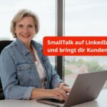 Ulli Lang - die StorySellerin sitzt am Laptop und schreibt auf LinkedIn DMs mit SmallTalk. Sie trägt eine blaue Jeansjacke und ein weißes T-Shirt und sie lächelt, weil SmallTalk auf LinkedIn leicht geht und Spaß macht und zusätzlich Kunden bringt.