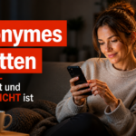 Frau auf dem Sofa mit Smartphone und Tasse Tee, Schrift auf dem Bild: Anonymes Chatten – was es ist und was es NICHT ist