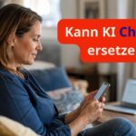 Frau liest am Küchentisch eine Nachricht auf dem Smartphone, daneben ein Laptop, mit dem Schriftzug „Kann KI Chatter ersetzen?"